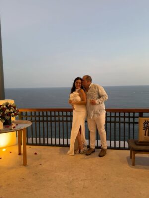 Yuliana Peniche Instagram - ¡¡¡ Siiiiiiiiii !!! ¡ Si acepto 💍 mi amor ! En ésta vida y en todas me caso contigo 👰♀️ 🤵♂️ 🤍 Y y M 🤍 ¡Te amo! @marcosabellaterrazo & @yuliannap 18/08/2025
#amor #love #yuliannapeniche #marcosabella