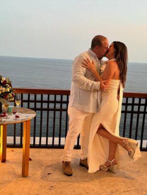 Yuliana Peniche Instagram - ¡¡¡ Siiiiiiiiii !!! ¡ Si acepto 💍 mi amor ! En ésta vida y en todas me caso contigo 👰♀️ 🤵♂️ 🤍 Y y M 🤍 ¡Te amo! @marcosabellaterrazo & @yuliannap 18/08/2025
#amor #love #yuliannapeniche #marcosabella