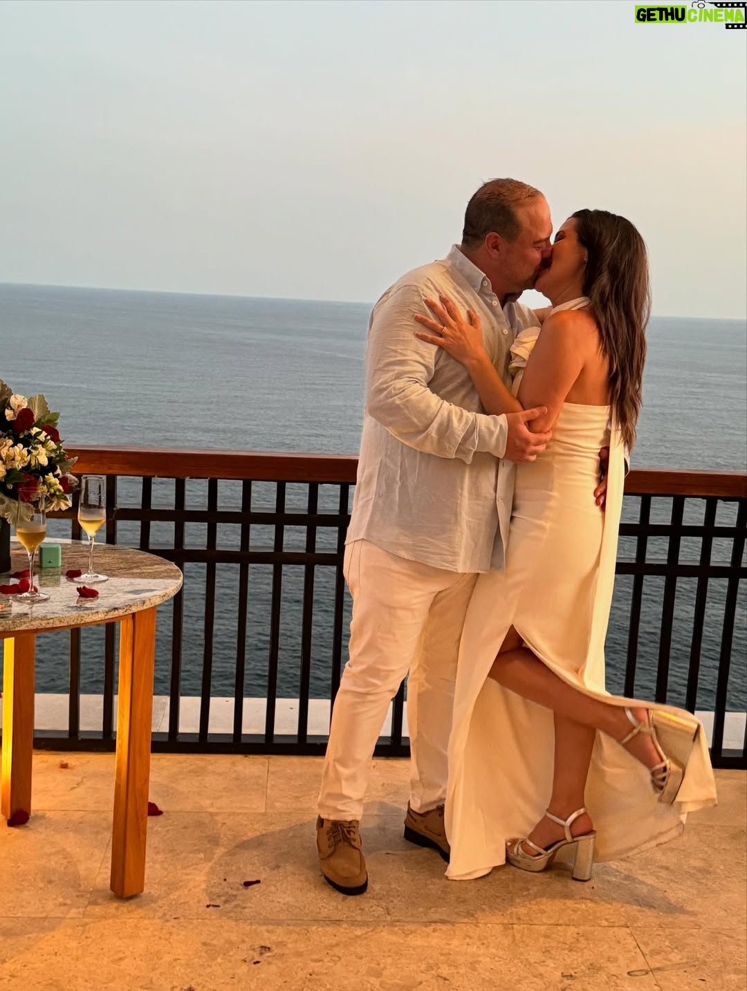 Yuliana Peniche - 10.5K Likes - ¡¡¡ Siiiiiiiiii !!! ¡ Si acepto 💍 mi amor ! En ésta vida y en todas me caso contigo 👰‍♀️ 🤵‍♂️ 🤍 Y y M 🤍 ¡Te amo! @marcosabellaterrazo & @yuliannap 18/08/2025 

#amor #love #yuliannapeniche #marcosabella