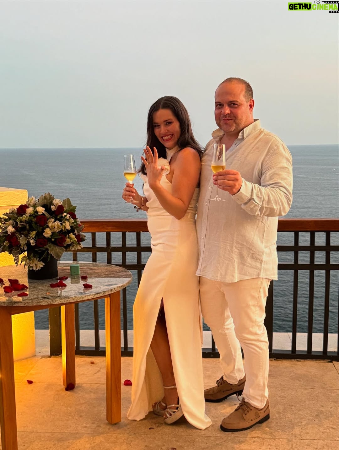Yuliana Peniche - 10.5K Likes - ¡¡¡ Siiiiiiiiii !!! ¡ Si acepto 💍 mi amor ! En ésta vida y en todas me caso contigo 👰‍♀️ 🤵‍♂️ 🤍 Y y M 🤍 ¡Te amo! @marcosabellaterrazo & @yuliannap 18/08/2025 

#amor #love #yuliannapeniche #marcosabella