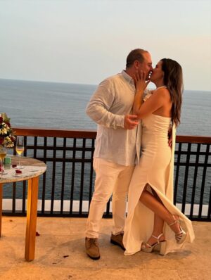 Yuliana Peniche Instagram - ¡¡¡ Siiiiiiiiii !!! ¡ Si acepto 💍 mi amor ! En ésta vida y en todas me caso contigo 👰♀️ 🤵♂️ 🤍 Y y M 🤍 ¡Te amo! @marcosabellaterrazo & @yuliannap 18/08/2025
#amor #love #yuliannapeniche #marcosabella