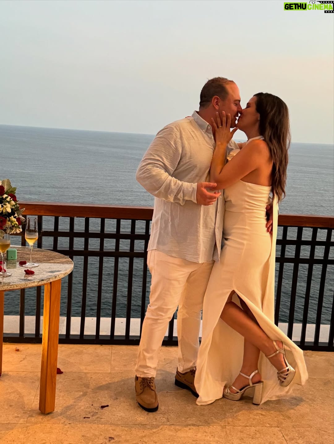 Yuliana Peniche - 10.5K Likes - ¡¡¡ Siiiiiiiiii !!! ¡ Si acepto 💍 mi amor ! En ésta vida y en todas me caso contigo 👰‍♀️ 🤵‍♂️ 🤍 Y y M 🤍 ¡Te amo! @marcosabellaterrazo & @yuliannap 18/08/2025 

#amor #love #yuliannapeniche #marcosabella
