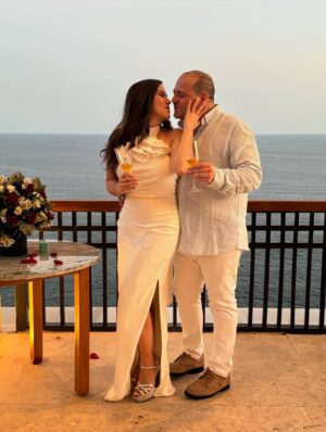 Yuliana Peniche Instagram - ¡¡¡ Siiiiiiiiii !!! ¡ Si acepto 💍 mi amor ! En ésta vida y en todas me caso contigo 👰♀️ 🤵♂️ 🤍 Y y M 🤍 ¡Te amo! @marcosabellaterrazo & @yuliannap 18/08/2025
#amor #love #yuliannapeniche #marcosabella