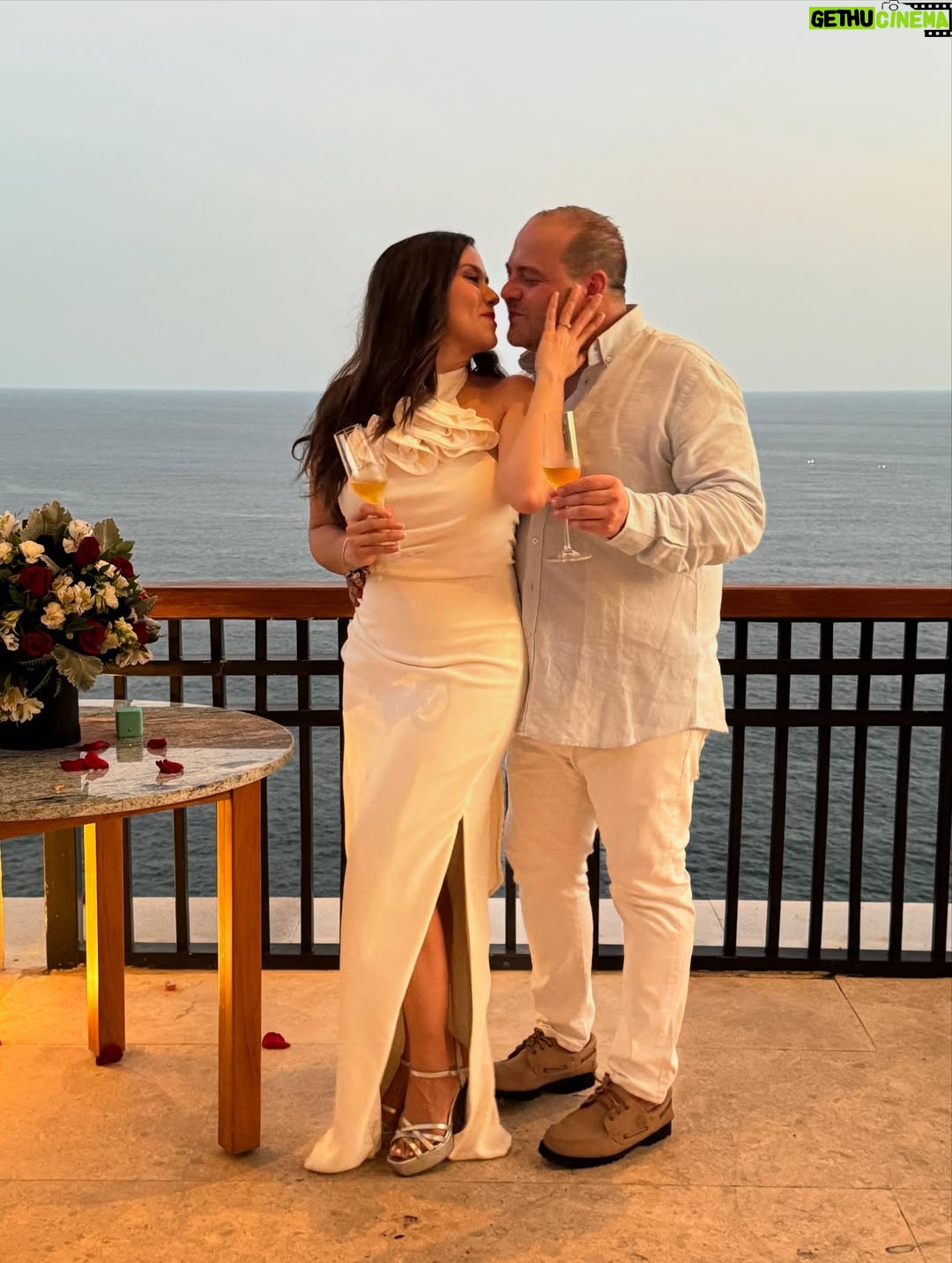 Yuliana Peniche - 10.5K Likes - ¡¡¡ Siiiiiiiiii !!! ¡ Si acepto 💍 mi amor ! En ésta vida y en todas me caso contigo 👰‍♀️ 🤵‍♂️ 🤍 Y y M 🤍 ¡Te amo! @marcosabellaterrazo & @yuliannap 18/08/2025 

#amor #love #yuliannapeniche #marcosabella