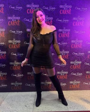 Yuliana Peniche Instagram - Anoche fue el estreno a prensa y alfombra roja de @laobscenidaddelacarne 🎭 en el Teatro Renacimiento con puro talentoso @sugeyabregotv @cuquitaoficial_ @horaciopancheri y @salinasjorgemx Está muy atrevida y candente 🔥 la obra de teatro ¡ Tienen que verla ! Muchísimas felicidades a toda la compañía 👏🏼👏🏼👏🏼👏🏼 Éxito y larga temporada 💫 @omarproductor @jonathan.tonatiuh Sugey te queremos mucho amiga ✨❤️🔥 te ves guapísima y hermosa como siempre ❤️🔥
#centroculturalmanolofabregas #teatro #actores #laobscenidaddelacarne #alfombraroja