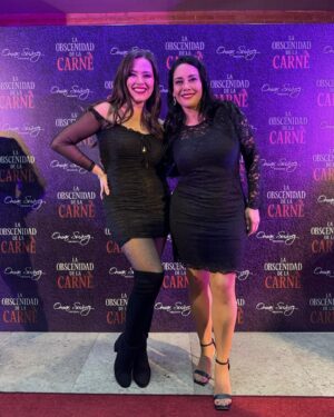 Yuliana Peniche Instagram - Anoche fue el estreno a prensa y alfombra roja de @laobscenidaddelacarne 🎭 en el Teatro Renacimiento con puro talentoso @sugeyabregotv @cuquitaoficial_ @horaciopancheri y @salinasjorgemx Está muy atrevida y candente 🔥 la obra de teatro ¡ Tienen que verla ! Muchísimas felicidades a toda la compañía 👏🏼👏🏼👏🏼👏🏼 Éxito y larga temporada 💫 @omarproductor @jonathan.tonatiuh Sugey te queremos mucho amiga ✨❤️🔥 te ves guapísima y hermosa como siempre ❤️🔥
#centroculturalmanolofabregas #teatro #actores #laobscenidaddelacarne #alfombraroja
