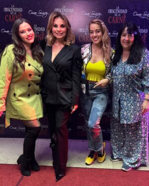Yuliana Peniche Instagram - Anoche fue el estreno a prensa y alfombra roja de @laobscenidaddelacarne 🎭 en el Teatro Renacimiento con puro talentoso @sugeyabregotv @cuquitaoficial_ @horaciopancheri y @salinasjorgemx Está muy atrevida y candente 🔥 la obra de teatro ¡ Tienen que verla ! Muchísimas felicidades a toda la compañía 👏🏼👏🏼👏🏼👏🏼 Éxito y larga temporada 💫 @omarproductor @jonathan.tonatiuh Sugey te queremos mucho amiga ✨❤️🔥 te ves guapísima y hermosa como siempre ❤️🔥
#centroculturalmanolofabregas #teatro #actores #laobscenidaddelacarne #alfombraroja