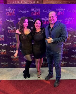 Yuliana Peniche Instagram - Anoche fue el estreno a prensa y alfombra roja de @laobscenidaddelacarne 🎭 en el Teatro Renacimiento con puro talentoso @sugeyabregotv @cuquitaoficial_ @horaciopancheri y @salinasjorgemx Está muy atrevida y candente 🔥 la obra de teatro ¡ Tienen que verla ! Muchísimas felicidades a toda la compañía 👏🏼👏🏼👏🏼👏🏼 Éxito y larga temporada 💫 @omarproductor @jonathan.tonatiuh Sugey te queremos mucho amiga ✨❤️🔥 te ves guapísima y hermosa como siempre ❤️🔥
#centroculturalmanolofabregas #teatro #actores #laobscenidaddelacarne #alfombraroja