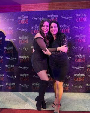 Yuliana Peniche Instagram - Anoche fue el estreno a prensa y alfombra roja de @laobscenidaddelacarne 🎭 en el Teatro Renacimiento con puro talentoso @sugeyabregotv @cuquitaoficial_ @horaciopancheri y @salinasjorgemx Está muy atrevida y candente 🔥 la obra de teatro ¡ Tienen que verla ! Muchísimas felicidades a toda la compañía 👏🏼👏🏼👏🏼👏🏼 Éxito y larga temporada 💫 @omarproductor @jonathan.tonatiuh Sugey te queremos mucho amiga ✨❤️🔥 te ves guapísima y hermosa como siempre ❤️🔥
#centroculturalmanolofabregas #teatro #actores #laobscenidaddelacarne #alfombraroja