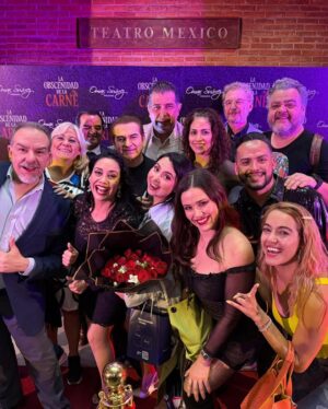 Yuliana Peniche Instagram - Anoche fue el estreno a prensa y alfombra roja de @laobscenidaddelacarne 🎭 en el Teatro Renacimiento con puro talentoso @sugeyabregotv @cuquitaoficial_ @horaciopancheri y @salinasjorgemx Está muy atrevida y candente 🔥 la obra de teatro ¡ Tienen que verla ! Muchísimas felicidades a toda la compañía 👏🏼👏🏼👏🏼👏🏼 Éxito y larga temporada 💫 @omarproductor @jonathan.tonatiuh Sugey te queremos mucho amiga ✨❤️🔥 te ves guapísima y hermosa como siempre ❤️🔥
#centroculturalmanolofabregas #teatro #actores #laobscenidaddelacarne #alfombraroja