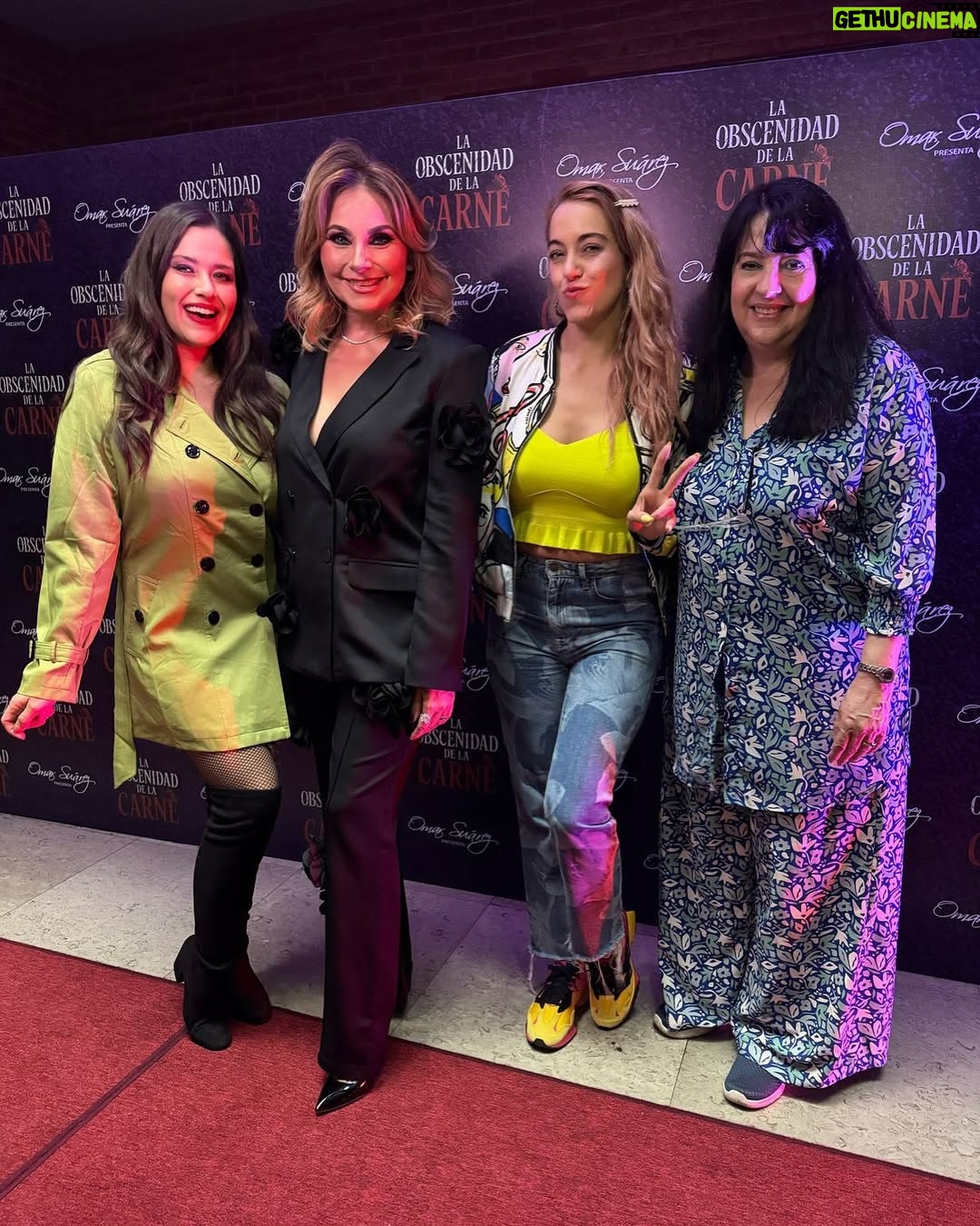 Yuliana Peniche - 2.5K Likes - Anoche fue el estreno a prensa y alfombra roja de @laobscenidaddelacarne 🎭 en el Teatro Renacimiento con puro talentoso @sugeyabregotv @cuquitaoficial_ @horaciopancheri y @salinasjorgemx Está muy atrevida y candente 🔥 la obra de teatro ¡ Tienen que verla ! Muchísimas felicidades a toda la compañía 👏🏼👏🏼👏🏼👏🏼 Éxito y larga temporada 💫 @omarproductor @jonathan.tonatiuh Sugey te queremos mucho amiga ✨❤️‍🔥 te ves guapísima y hermosa como siempre ❤️‍🔥

#centroculturalmanolofabregas #teatro #actores #laobscenidaddelacarne #alfombraroja