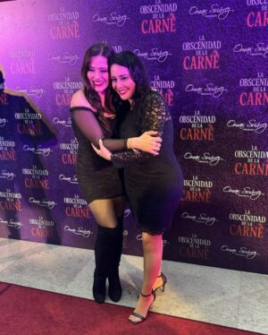 Yuliana Peniche Instagram - Anoche fue el estreno a prensa y alfombra roja de @laobscenidaddelacarne 🎭 en el Teatro Renacimiento con puro talentoso @sugeyabregotv @cuquitaoficial_ @horaciopancheri y @salinasjorgemx Está muy atrevida y candente 🔥 la obra de teatro ¡ Tienen que verla ! Muchísimas felicidades a toda la compañía 👏🏼👏🏼👏🏼👏🏼 Éxito y larga temporada 💫 @omarproductor @jonathan.tonatiuh Sugey te queremos mucho amiga ✨❤️🔥 te ves guapísima y hermosa como siempre ❤️🔥
#centroculturalmanolofabregas #teatro #actores #laobscenidaddelacarne #alfombraroja