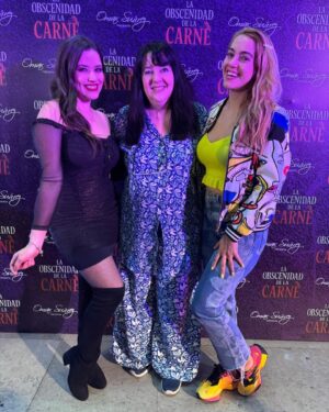 Yuliana Peniche Instagram - Anoche fue el estreno a prensa y alfombra roja de @laobscenidaddelacarne 🎭 en el Teatro Renacimiento con puro talentoso @sugeyabregotv @cuquitaoficial_ @horaciopancheri y @salinasjorgemx Está muy atrevida y candente 🔥 la obra de teatro ¡ Tienen que verla ! Muchísimas felicidades a toda la compañía 👏🏼👏🏼👏🏼👏🏼 Éxito y larga temporada 💫 @omarproductor @jonathan.tonatiuh Sugey te queremos mucho amiga ✨❤️🔥 te ves guapísima y hermosa como siempre ❤️🔥
#centroculturalmanolofabregas #teatro #actores #laobscenidaddelacarne #alfombraroja