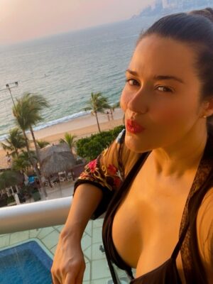 Yuliana Peniche Instagram - ☀️ 🏝️ 😎 🏖️ ❤️🌞 🌊 🌴 ⛱️ 👙 🏄♂️
#mar #playa #sol #arena #piscina #amor #vacaciones