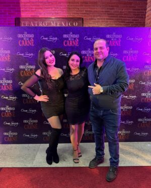 Yuliana Peniche Instagram - Anoche fue el estreno a prensa y alfombra roja de @laobscenidaddelacarne 🎭 en el Teatro Renacimiento con puro talentoso @sugeyabregotv @cuquitaoficial_ @horaciopancheri y @salinasjorgemx Está muy atrevida y candente 🔥 la obra de teatro ¡ Tienen que verla ! Muchísimas felicidades a toda la compañía 👏🏼👏🏼👏🏼👏🏼 Éxito y larga temporada 💫 @omarproductor @jonathan.tonatiuh Sugey te queremos mucho amiga ✨❤️🔥 te ves guapísima y hermosa como siempre ❤️🔥
#centroculturalmanolofabregas #teatro #actores #laobscenidaddelacarne #alfombraroja