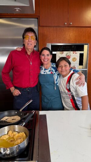 Zahie Téllez Instagram - ¡Estos divertidos momentos y deliciosas recetas como un rico chile en nogada con mi adorada @ofeliamedina_ , ravioles caseros con @danielvallem y mucho más disponibles en mi canal de Youtube!
Encuéntrame en Youtube como: Zahie Téllez 💃🏻💃🏻💃🏻
#zahietellez #youtube #Recetasfaciles