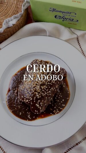 Zahie Téllez Instagram - 🌶🐖 Cerdo en adobo con @mantequillagloria, la receta perfecta para dar un giro diferente y delicioso a este platillo. En este video lo preparo con cerdo, pero su sabor es tan versátil que también queda increíble con pollo, pescado o incluso unos huevitos en la mañana. ¡No te lo pierdas!.
¿Qué necesito?
* 250 g de Mantequilla Gloria sin sal
* 1 kg de lomo de cerdo
* 4 pzas. chiles anchos desvenados, tostados e hidratados
* 2 pzas. de dientes de ajo tatemados
* 1/2 pza. de cebolla tatemada
* 50 g de ajonjolí
* Sal al gusto
Receta escrita:
* Coloca suficiente agua en una olla y ponla a hervir a fuego alto.
* En una sartén caliente, coloca los chiles limpios y desvenados. Voltea constantemente hasta que cambien de color. Retíralos del fuego y colócalos en un bowl pequeño. Agrega un poco del agua caliente para hidratarlos.
* En la olla con agua hirviendo, añade sal al gusto y coloca el lomo de cerdo. Cocina durante 25 minutos.
* En una sartén caliente, derrite Mantequilla Gloria sin sal a fuego bajo. Coloca la carne cocida y báñala con la mantequilla derretida. Una vez que esté dorada por todos lados, retira la carne y reserva. Quita la mitad de la mantequilla de la sartén y guárdala para otra preparación en la receta que más te guste.
* Para el adobo, coloca en la licuadora el caldo de cocción de la carne, los chiles hidratados, la cebolla, el ajo, el ajonjolí y la sal.
* Vierte la mezcla del adobo (sin colar) en la misma sartén con la mantequilla utilizada anteriormente. Cocina a fuego bajo durante 30 a 40 minutos, moviendo ocasionalmente.
* Una vez listo, regresa la carne de cerdo a la sartén y bañala con el adobo.
* Decora con un toque de ajonjolí y disfruta.
👉 Anímate a probarlo y cuéntame, ¿con qué lo prepararías?
#zahietellez #recetadeadobo #adoboconmantequilla #publicidad #publicidadpagada #patrocinadopor #mantequillagloria