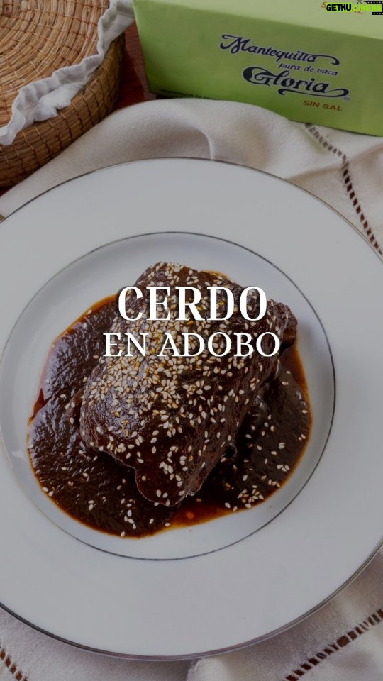 Zahie Téllez - 1.4K Likes - 🌶🐖 Cerdo en adobo con @mantequillagloria, la receta perfecta para dar un giro diferente y delicioso a este platillo. En este video lo preparo  con cerdo, pero su sabor es tan versátil que también queda increíble con pollo, pescado o incluso unos huevitos en la mañana. ¡No te lo pierdas!.

¿Qué necesito?
* 250 g de Mantequilla Gloria sin sal
* 1 kg de lomo de cerdo
* 4 pzas. chiles anchos desvenados, tostados  e hidratados
* 2 pzas. de dientes de ajo tatemados
* 1/2 pza. de cebolla tatemada
* 50 g de ajonjolí
* Sal al gusto

Receta escrita:
* Coloca suficiente agua en una olla y ponla a hervir a fuego alto.
* En una sartén caliente, coloca los chiles limpios y desvenados. Voltea constantemente hasta que cambien de color. Retíralos del fuego y colócalos en un bowl pequeño. Agrega un poco del agua caliente para hidratarlos.
* En la olla con agua hirviendo, añade sal al gusto y coloca el lomo de cerdo. Cocina durante 25 minutos.
* En una sartén caliente, derrite Mantequilla Gloria sin sal a fuego bajo. Coloca la carne cocida y báñala con la mantequilla derretida. Una vez que esté dorada por todos lados, retira la carne y reserva. Quita la mitad de la mantequilla de la sartén y guárdala para otra preparación en la receta que más te guste.
* Para el adobo, coloca en la licuadora el caldo de cocción de la carne, los chiles hidratados, la cebolla, el ajo, el ajonjolí y la sal.
* Vierte la mezcla del adobo (sin colar) en la misma sartén con la mantequilla utilizada anteriormente. Cocina a fuego bajo durante 30 a 40 minutos, moviendo ocasionalmente. 
* Una vez listo, regresa la carne de cerdo a la sartén y bañala con el adobo. 
* Decora con un toque de ajonjolí y disfruta.

👉 Anímate a probarlo y cuéntame, ¿con qué lo prepararías?

#zahietellez #recetadeadobo #adoboconmantequilla #publicidad #publicidadpagada #patrocinadopor #mantequillagloria