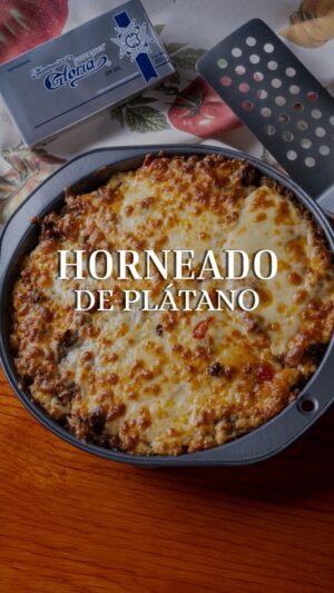 Zahie Téllez Instagram - Si pensabas que el plátano macho era solo para postres, esta receta salada te sorprenderá. Ideal para una comida especial, este horneado de plátano macho combina sabores únicos con el toque inconfundible de @mantequillagloria.
¿Qué necesito?
* 250 g de Mantequilla Gloria Le Cordon Bleu
* 5 pzas. de plátanos machos partidos
* ½ cebolla finamente picada
* 1 pza. de pimiento asado verde, sudado y sin semillas
* 1 pza. pimiento asado rojo, sudado y sin semillas
* 500 g de carne molida de res
* 2 pzas. de dientes de ajo finamente picados
* 1 tz de salsa de jitomate
* Sal y pimienta al gusto
* 250 g de queso tipo manchego
Receta escrita:
*En una sartén, coloca la mitad de la barra de mantequilla. Una vez derretida, sofríe la cebolla y el ajo. Cuando estén listos, agrega los pimientos y la carne. Cocina hasta que se evapore todo el líquido de la sartén. Añade la salsa de jitomate, salpimienta al gusto y reserva.
*En una olla con agua hirviendo, coloca los plátanos sin cáscara y añade sal. Cocina a fuego medio durante 15 minutos, o hasta que estén bien cocidos.
*Una vez cocidos los plátanos, colócalos en un bowl y machácalos junto con la mitad restante de la mantequilla y una pizca de sal. Extiende esta mezcla en el fondo de un molde para horno, formando una capa uniforme.
*Añade la preparación de carne sobre la capa de plátano. Espolvorea el queso por encima, distribuye unos cuadritos de mantequilla y hornea hasta que el queso gratine.
*Sirve caliente y disfruta.
¿Ya conocías esta forma de preparar plátano macho o te animas a probarla por primera vez?
#ZahieTellez #PlátanoMacho #CarneMolida #RecetaFácil #Publicidad #PublicidadPagada #PatrocinadoPor #mantequillagloria