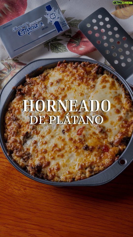 Zahie Téllez - 8.7K Likes - Si pensabas que el plátano macho era solo para postres, esta receta salada te sorprenderá. Ideal para una comida especial, este horneado de plátano macho combina sabores únicos con el toque inconfundible de @mantequillagloria.

¿Qué necesito?
* 250 g de Mantequilla Gloria Le Cordon Bleu 
* 5 pzas. de plátanos machos partidos
* ½ cebolla finamente picada
* 1 pza. de pimiento asado verde, sudado y sin semillas
* 1 pza.  pimiento asado rojo, sudado y sin semillas
* 500 g de carne molida de res
* 2 pzas. de dientes de ajo finamente picados
* 1 tz de salsa de jitomate
* Sal y pimienta al gusto
* 250 g de queso tipo manchego

Receta escrita:

*En una sartén, coloca la mitad de la barra de mantequilla. Una vez derretida, sofríe la cebolla y el ajo. Cuando estén listos, agrega los pimientos y la carne. Cocina hasta que se evapore todo el líquido de la sartén. Añade la salsa de jitomate, salpimienta al gusto y reserva.

*En una olla con agua hirviendo, coloca los plátanos sin cáscara y añade sal. Cocina a fuego medio durante 15 minutos, o hasta que estén bien cocidos.

*Una vez cocidos los plátanos, colócalos en un bowl y machácalos junto con la mitad restante de la mantequilla y una pizca de sal. Extiende esta mezcla en el fondo de un molde para horno, formando una capa uniforme.

*Añade la preparación de carne sobre la capa de plátano. Espolvorea el queso por encima, distribuye unos cuadritos de mantequilla y hornea hasta que el queso gratine.

*Sirve caliente y disfruta.

¿Ya conocías esta forma de preparar plátano macho o te animas a probarla por primera vez? 

#ZahieTellez #PlátanoMacho #CarneMolida #RecetaFácil #Publicidad #PublicidadPagada #PatrocinadoPor #mantequillagloria