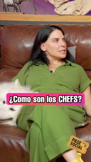Zahie Téllez Instagram - ¿Así serán todos los chefs? @zahietellez nos saca de dudas en @pasesocial 😱. Disponible por YouTube y Spotify,