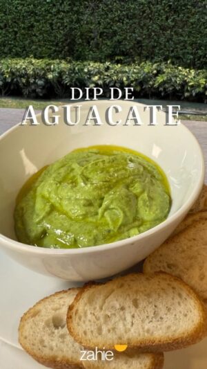 Zahie Téllez Instagram - 🥑 Dip de aguacate con almendras, una receta súper fácil y deliciosa para botanear o acompañar tus comidas.
Lo mejor es que, con la potencia de mi licuadora, queda cremoso en segundos, sin esfuerzo.
¿Qué necesito?
* 1 aguacate, cortado por la mitad
* 1/2 taza de hojas de cilantro fresco
* 1/2 taza de hojas de albahaca
* 1/2 taza de jugo de lima
* 1/3 taza de aceite de oliva virgen extra
* 1/4 taza de almendras blanqueadas y tostadas
* 1/4 taza de yogur griego natural
* 1 cucharadita de vinagre de vino blanco
* 2 chiles jalapeños frescos, picados gruesamente
* 1 cebolla, picada gruesamente
* 1 diente de ajo, cortado en cuartos
* 1 Cuchara de sal
Receta escrita
* Partir el aguacate y vaciarlo en la Licuadora Oster Xtreme Mix, agregar el aceite de oliva, limón, un diente de ajo, un chile verde picado, las almendras, la misma cantidad de cilantro que de albahaca, cebolla y yogur griego.
* Ya mezclado todo, agregar una cucharada de sal.
* Servir y disfrutar.
Escríbeme en los comentarios, ¿con qué lo acompañarías?
#ZahieTellez #DipDeAguacate #RecetaFácil #OsterMexico
#ELPoderDeDarteMás
#XtremeMix #PublicidadPagada