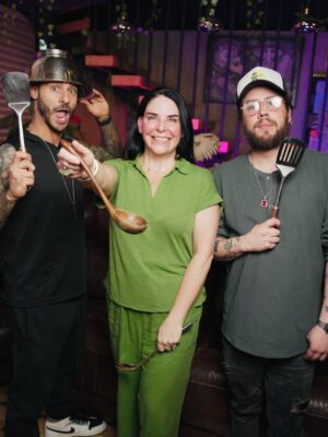 Zahie Téllez Instagram - Hoy en @pasesocial platicamos con @zahietellez , chef, autora y jueza de MasterChef Celebrity. Hablamos sin filtro de si se considera la mejor chef, por qué no le gusta llorar en televisión, la verdad incómoda de la industria gastronómica, cómo funciona “la línea” en una cocina profesional, la receta más rara que ha preparado, su reto más grande como chef y cuáles platillos todavía logran sorprenderla. Episodio directo, divertido y con mucho sazón entre amigos. Disponible por YouTube y Spotify.