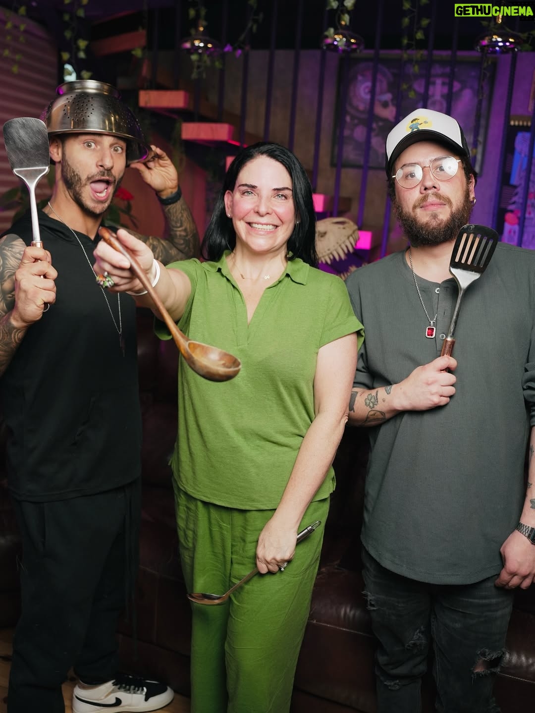 Zahie Téllez - 4K Likes - Hoy en @pasesocial platicamos con @zahietellez , chef, autora y jueza de MasterChef Celebrity. Hablamos sin filtro de si se considera la mejor chef, por qué no le gusta llorar en televisión, la verdad incómoda de la industria gastronómica, cómo funciona “la línea” en una cocina profesional, la receta más rara que ha preparado, su reto más grande como chef y cuáles platillos todavía logran sorprenderla. Episodio directo, divertido y con mucho sazón entre amigos. Disponible por YouTube y Spotify.