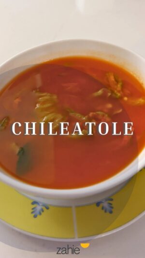 Zahie Téllez Instagram - 🌽 El mes patrio se sigue saboreando en cada bocado. Nada más mexicano que un buen chileatole casero, lleno de sabor, maíz y chile.
¿Qué necesito?
* 2 elotes tiernos desgranados
* 10 flores de calabaza
* 4 ramitas de epazote
* 3 Chile guajillo
* 2 Chile de árbol
* ¼ Cebolla
* 50 gr Masa
* Sal
Receta escrita
* Poner a hervir agua con sal y colocar maíz desgranado para que se cueza.
* Mientras tanto en la licuadora poner los chiles, un poco de agua, cebolla tatemada y sal.
* Una vez lista, colar la salsa en la olla donde se están cociendo el maíz, y agregar unas ramas de epazote.
* Tomar masa de tortillas previamente hidratada, desleír en agua poco a poco y ya lista;colar sobre la olla con la preparación anterior, subir el fuego y agregar la flor de calabaza, dejar reposar 20 segundos y servir.
Porque México se celebra todo el mes y todo el año… ¡aún estás a tiempo de disfrutarlo en familia! ¿Se te antojó?
#ZahieTellez #Chileatole #RecetasMexicanas #ComidaTradicional