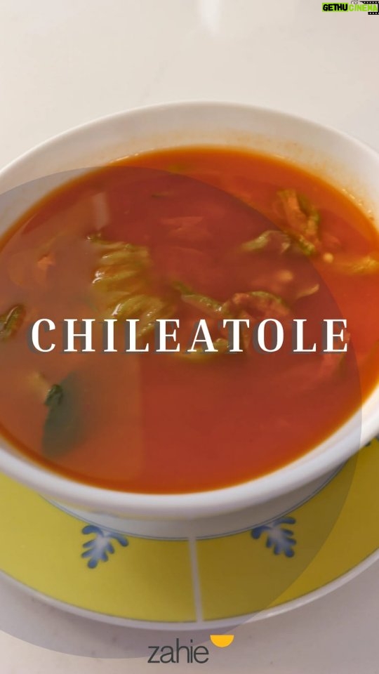 Zahie Téllez - 1.2K Likes - 🌽 El mes patrio se sigue saboreando en cada bocado. Nada más mexicano que un buen chileatole casero, lleno de sabor, maíz y chile.

¿Qué necesito?
* 2 elotes tiernos desgranados
* 10 flores de calabaza
* 4 ramitas de epazote
* 3 Chile guajillo
* 2 Chile de árbol
* ¼ Cebolla
* 50 gr Masa
* Sal

Receta escrita
* Poner a hervir agua con sal y colocar maíz desgranado para que se cueza.
* Mientras tanto en la licuadora poner los chiles, un poco de agua, cebolla tatemada y sal. 
* Una vez lista, colar la salsa en la olla donde se están cociendo el maíz, y agregar unas ramas de epazote. 
* Tomar masa de tortillas previamente hidratada, desleír en agua poco a poco y ya lista;colar sobre la olla con la preparación anterior, subir el fuego y agregar la flor de calabaza, dejar reposar 20 segundos y servir.

Porque México se celebra todo el mes y todo el año… ¡aún estás a tiempo de disfrutarlo en familia! ¿Se te antojó?

#ZahieTellez #Chileatole #RecetasMexicanas #ComidaTradicional