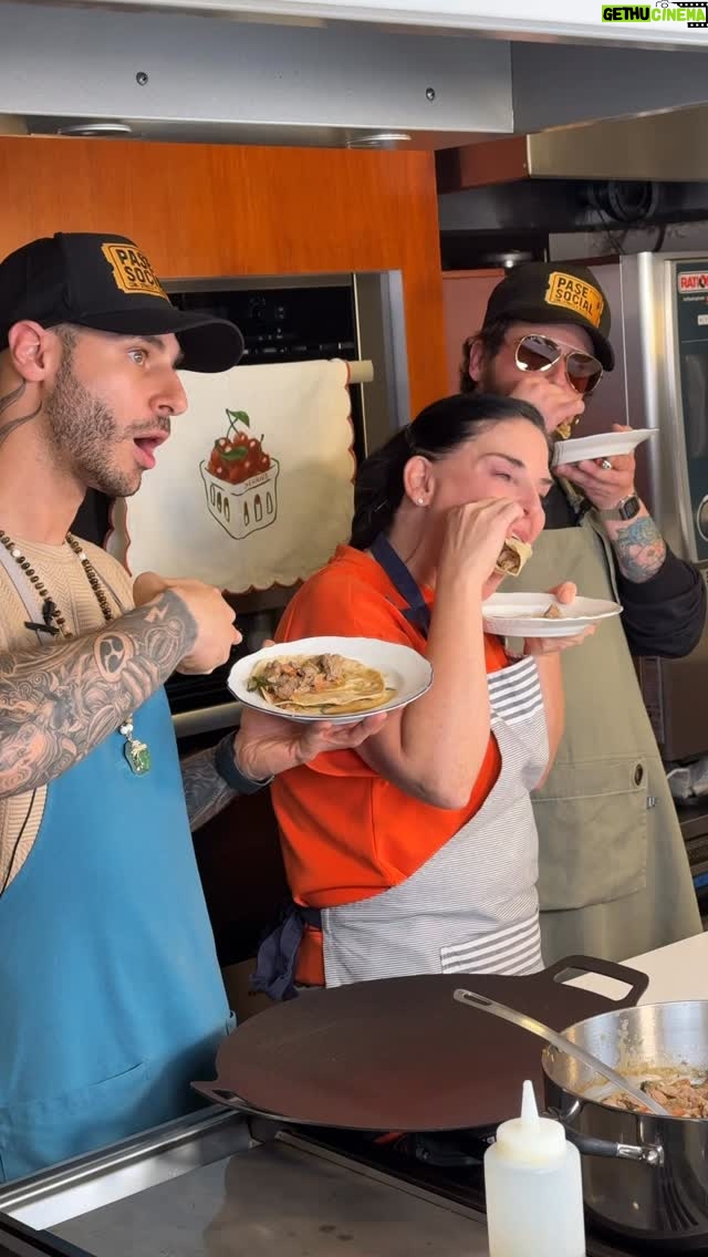 Zahie Téllez - 10.7K Likes - Como cuando abres mi refri y parece un supermercado entero! 🧑🏻‍🍳🛒 jajajaja Strecci quedó sorprendido.

¿Ya vieron la receta que grabé con Ryan y Strecci? Les va a encantar, no se la pierdan, está en mi canal de YouTube.

#ZahieTellez