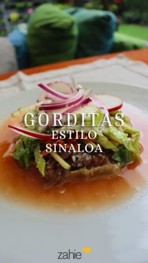 Zahie Téllez Instagram - Septiembre es el pretexto perfecto para disfrutar de antojitos mexicanos… y estas gorditas estilo Sinaloa no pueden faltar. 🇲🇽
¿Qué necesito?
* Orégano de Member’s Mark by McCormick.
* 1/2 kg de masa de tortilla
* 1 papa
* 1 kg chambarete
* 2 cebollas moradas grandes
* 2 zanahorias ralladas
* Lechuga bola picada finamente
* Frijoles refritos
* 1 calabaza rayada
* 4 limones (jugo)
* 2 cucharadas de vinagre
* 4 jitomates
* 1 diente ajo
* Rábanos en rodajas
* 250 gr queso cotija
* Crema fresca
* 1 chile serrano
Receta escrita
* En una olla con agua hirviendo colocar los jitomates, el ajo, el chile serrano y una cucharada de orégano de Member’s Mark by McCormick, y dejar cocer hasta suavizar los jitomates.
* En otra olla colocar el chambarete con un poco de agua, sal con pimienta, y dejar cocinar.
* Aparte, mezclar la masa de tortilla con una papa cocida y machacada. Una vez integrado todo, tomar pequeñas porciones, formar bolitas y prensar. Colocar en el comal, dejar reposar un minuto y, por último, pellizcar las orillas para formar las gorditas.
* Una vez cocinada la carne, reservar y deshebrar. Agregar el caldo de cocción a los jitomates, licuar junto con el chile, el ajo y un poco de sal, y regresar la mezcla a la olla.
Para el montaje:
* En un recipiente pequeño colocar la cebolla morada con jugo de limón, vinagre, sal y un toque de orégano Member’s Mark by McCormick.
* En una sartén caliente colocar un poco de manteca y dorar las gorditas. Añadir una cucharada de frijoles, carne deshebrada y un poco más de manteca encima. Una vez dorada, retirar.
* Servir las gorditas en un plato y complementar con lechuga, calabaza, zanahoria, salsa de jitomate con orégano, crema, queso, rábano y las cebollitas preparadas.
💬 ¿Te animas a prepararlas este mes patrio?
#ZahieTellez #Gorditas #MembersMark #McCormick #Publicidad