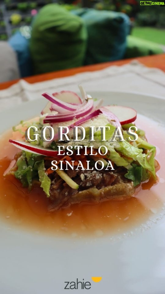 Zahie Téllez - 2.7K Likes - Septiembre es el pretexto perfecto para disfrutar de antojitos mexicanos… y estas gorditas estilo Sinaloa no pueden faltar. 🇲🇽

¿Qué necesito?
* Orégano de Member’s Mark by McCormick.
* 1/2 kg de masa de tortilla
* 1 papa
* 1 kg chambarete
* 2 cebollas moradas grandes
* 2 zanahorias ralladas
* Lechuga bola picada finamente
* Frijoles refritos
* 1 calabaza rayada
* 4 limones (jugo)
* 2 cucharadas de vinagre
* 4 jitomates
* 1 diente ajo
* Rábanos en rodajas
* 250 gr queso cotija
* Crema fresca
* 1 chile serrano

Receta escrita
* En una olla con agua hirviendo colocar los jitomates, el ajo, el chile serrano y una cucharada de orégano de Member’s Mark by McCormick, y dejar cocer hasta suavizar los jitomates.
* En otra olla colocar el chambarete con un poco de agua, sal con pimienta, y dejar cocinar.
* Aparte, mezclar la masa de tortilla con una papa cocida y machacada. Una vez integrado todo, tomar pequeñas porciones, formar bolitas y prensar. Colocar en el comal, dejar reposar un minuto y, por último, pellizcar las orillas para formar las gorditas.
* Una vez cocinada la carne, reservar y deshebrar. Agregar el caldo de cocción a los jitomates, licuar junto con el chile, el ajo y un poco de sal, y regresar la mezcla a la olla.

Para el montaje:
* En un recipiente pequeño colocar la cebolla morada con jugo de limón, vinagre, sal y un toque de orégano Member’s Mark by McCormick.
* En una sartén caliente colocar un poco de manteca y dorar las gorditas. Añadir una cucharada de frijoles, carne deshebrada y un poco más de manteca encima. Una vez dorada, retirar.
* Servir las gorditas en un plato y complementar con lechuga, calabaza, zanahoria, salsa de jitomate con orégano, crema, queso, rábano y las cebollitas preparadas.

💬 ¿Te animas a prepararlas este mes patrio?

#ZahieTellez #Gorditas #MembersMark #McCormick  #Publicidad