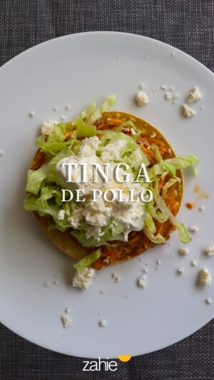 Zahie Téllez Instagram - La tinga de pollo es de esas recetas mexicanas fáciles, rendidoras y llenas de sabor que nunca fallan. Hoy te enseño mi versión con ese toque especial que la hace única ✨
¿Qué necesito?
* 1 taza de Cebolla en Trozos de Member´s Mark by McCormick
* 1 pechuga de pollo cocida
* 2 Chile chipotles en lata
* 2 jitomates
* 1 diente de ajo
* Sal
* Aceite de oliva
Receta escrita:
* Calentar una olla y agregar la Cebolla en Trozos de Member´s Mark by McCormick hasta dorar. Agregar un poco de agua caliente para hidratarla. Reservar.
* En otra olla, poner a cocer el pollo con agua y sal.
* Licuar los jitomates, un diente de ajo, los chiles chipotles, sal y un poco de agua. Después, agregar la mezcla a la olla con la cebolla hidratada y agregar una cucharada de orégano, dejar espesar.
* Una vez cocida, desmenuzar la pechuga de pollo, colocar en una sartén caliente con un chorrito de aceite de oliva y agregar la salsa de jitomate, dejar hervir.
* Servir caliente en tostadas con lechuga, crema y queso.
¿Ya la preparaste en casa? Cuéntame cómo la disfrutas tú 👇
#TingaDePollo #RecetaMexicana #MembersMark #McCormick #Publicidad