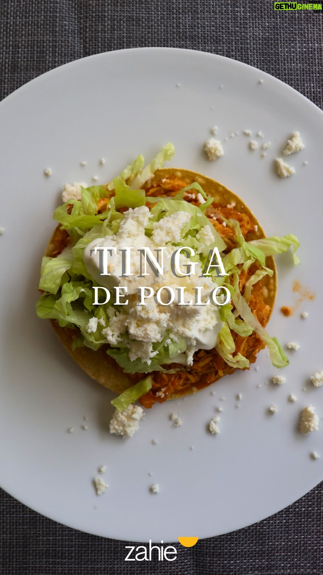 Zahie Téllez - 2K Likes - La tinga de pollo es de esas recetas mexicanas fáciles, rendidoras y llenas de sabor que nunca fallan. Hoy te enseño mi versión con ese toque especial que la hace única ✨

¿Qué necesito?
* 1 taza de Cebolla en Trozos de Member´s Mark by McCormick 
* 1 pechuga de pollo cocida
* 2 Chile chipotles en lata
* 2 jitomates 
* 1 diente de ajo 
* Sal
* Aceite de oliva

Receta escrita:
* Calentar una olla y agregar la Cebolla en Trozos de Member´s Mark by McCormick hasta dorar. Agregar un poco de agua caliente para hidratarla. Reservar.
* En otra olla, poner a cocer el pollo con agua y sal.
* Licuar los jitomates, un diente de ajo, los chiles chipotles, sal y un poco de agua. Después, agregar la mezcla a la olla con la cebolla hidratada y agregar una cucharada de orégano, dejar espesar.
* Una vez cocida, desmenuzar la pechuga de pollo, colocar en una sartén caliente con un chorrito de aceite de oliva y agregar la salsa de jitomate, dejar hervir.
* Servir caliente en tostadas con lechuga, crema y queso.

¿Ya la preparaste en casa? Cuéntame cómo la disfrutas tú 👇

#TingaDePollo #RecetaMexicana #MembersMark #McCormick  #Publicidad