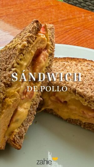 Zahie Téllez Instagram - 🥪 Esta receta es la prueba de que con un buen aderezo todo puede transformarse.
Un giro diferente y lleno de sabor para disfrutar de unas pechugas aplanadas de pollo de una forma distinta, fácil y deliciosa. Ideal para la comida, la cena o hasta para la lunchera.
¿Qué necesito?
* 1 pechuga de pollo aplanada
* 2 panes de caja
* 1 taza de mayonesa
* 1 taza de yogurth griego
* 2 cuch de mostaza
* 1 cuch de mostaza dijon
* 2 cuch de miel
* 2 cuch de Chile chipotle molido
* 1 jitomate en rebanadas
* Sal al gusto
Receta escrita:
* Salpimentar las pechugas de pollo aplanadas.
* Calentar una sartén, agregar un chorrito de aceite de oliva, y cocer el pollo por ambos lados hasta que este dorado.
Para el aderezo:
* Colocar en un bowl la misma cantidad de yogurt griego que de mayonesa, 2 cucharadas de mostaza normal y una cucharada de mostaza dijon, 3 cucharadas de miel, sal, el chile chilpotle y mezclamos.
Para armar el Sándwich:
* Colocar el aderezo en ambas tapas de pan, el pollo y las rebanadas de jitomate. Se puede acompañar con aguacate, lechuga y cebollitas encurtidas.
👉 Anímate a prepararlo y cuéntame en los comentarios: ¿con quién lo compartirías primero?
#ZahieTellez #SandwichDePollo #RecetaFacil #RecetasConPollo #RegresoaClases
