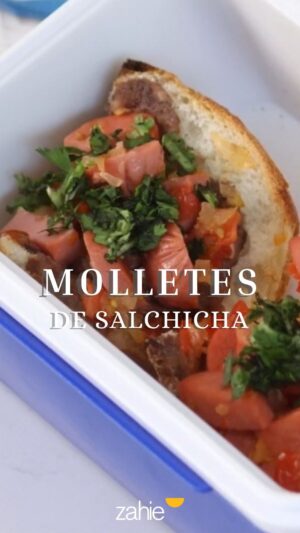 Zahie Téllez Instagram - 🥪✨ Si buscas una receta fácil, rápida y deliciosa para el lunch, estos molletes con salchicha de pavo son la solución perfecta. Con ingredientes sencillos y en pocos minutos, tendrás un platillo práctico que a todos les encanta.
¿Qué necesito?
* 2 Salchichas de Pavo @lalaplenia
* 2 jitomates picados
* 1/2 Cebolla picada
* 1 Chile serrano sin semillas y picado
* 1 cucharada Aceite
* 1 Bolillos
* 1 taza Frijoles negros refritos
* Queso fresco
* 2 cucharadas cilantro finamente picado
* Sal
* Pimienta
Receta escrita:
* En una sartén acitronar la cebolla y mientras tanto, picar las Salchichas de Pavo Lala Plenia®️, después agregar a la sartén y cocinar hasta que se doren, una vez doradas, agregar el jitomate.
* En un pan partido a la mitad, untar los frijoles, colocar el queso y las salchichas de pavo.
* Después, poner los molletes en la air fryer 2 minutos.
* Coronar con un toque de cilantro y poner en la lonchera de tu peque.
👉 ¿Listo para probar esta receta en casa?
#ZahieTellez #MolletesConSalchicha #LunchRápido #PleniaCookingClub #Publicidad #AlimentateSanamente