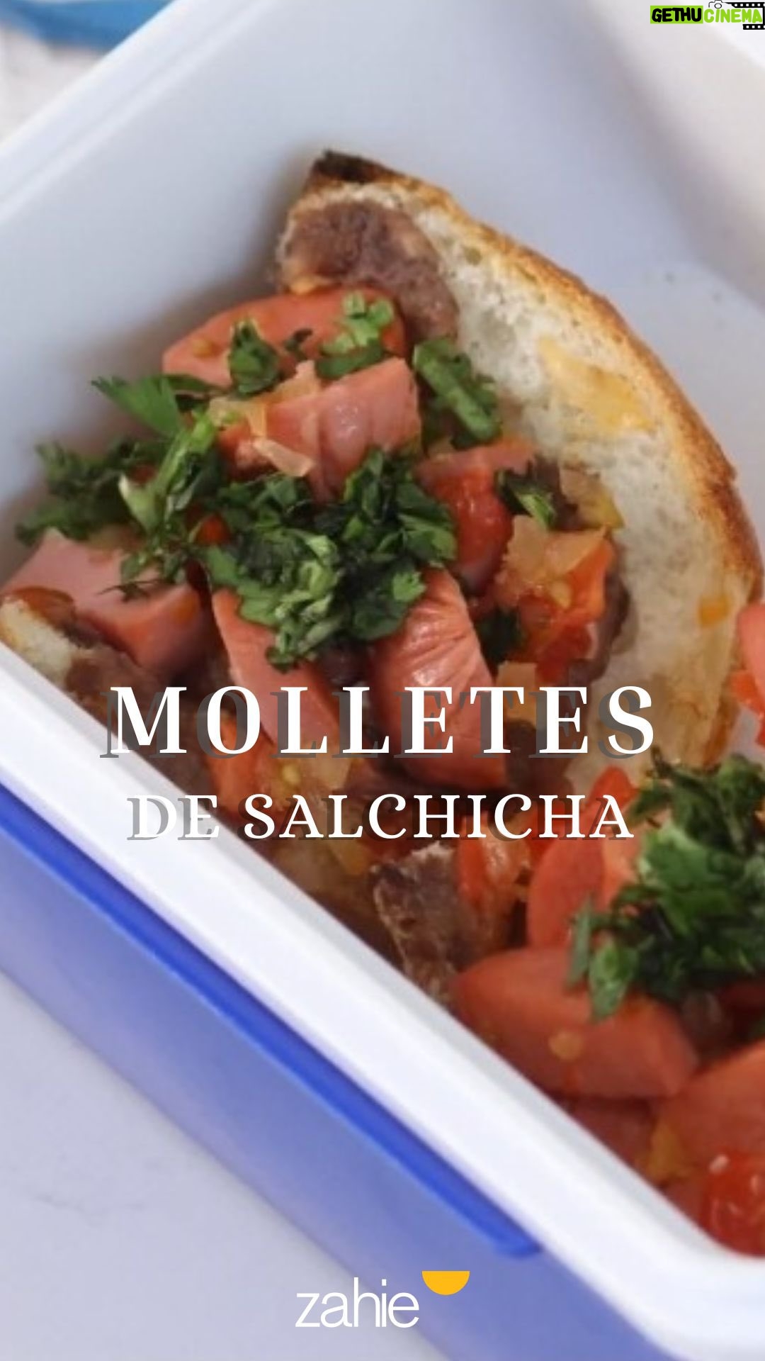 Zahie Téllez - 0.9K Likes - 🥪✨ Si buscas una receta fácil, rápida y deliciosa para el lunch, estos molletes con salchicha de pavo son la solución perfecta. Con ingredientes sencillos y en pocos minutos, tendrás un platillo práctico que a todos les encanta.

¿Qué necesito? 
* 2 Salchichas de Pavo @lalaplenia 
* 2 jitomates picados
* 1/2 Cebolla picada
* 1 Chile serrano sin semillas y picado
* 1 cucharada Aceite
* 1 Bolillos
* 1 taza Frijoles negros refritos
* Queso fresco 
* 2 cucharadas cilantro finamente picado
* Sal
* Pimienta

Receta escrita:
* En una sartén acitronar la cebolla y mientras tanto, picar las Salchichas de Pavo Lala Plenia®️, después agregar a la sartén y cocinar hasta que se doren, una vez doradas, agregar el jitomate.
* En un pan partido a la mitad, untar los frijoles, colocar el queso y las salchichas de pavo.
* Después, poner los molletes en la air fryer 2 minutos.
* Coronar con un toque de cilantro y poner en la lonchera de tu peque.

👉 ¿Listo para probar esta receta en casa?

#ZahieTellez #MolletesConSalchicha #LunchRápido #PleniaCookingClub #Publicidad #AlimentateSanamente
