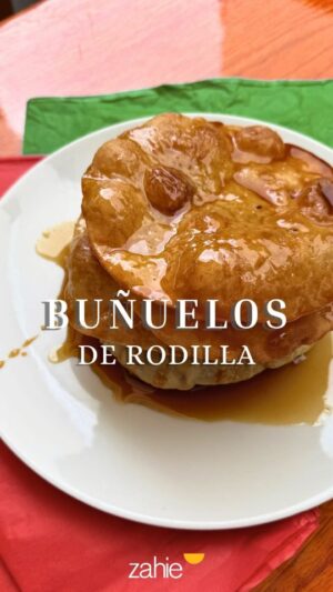 Zahie Téllez Instagram - ¿Quién más recuerda esos buñuelos de rodilla que comía de niño? 😍
El postre perfecto para estas fiestas patrias: doraditos, crujientes y llenos de ese sabor a casa y tradición. 🇲🇽❤️
¿Qué necesito?
* 2 tazas de harina de todo uso
* 100 g de manteca vegetal
* 3 cucharadas de azúcar
* Chorrito de leche
* 1 huevo
* 1 cucharada de tequesquite hidratado en agua
* 1 ramita de canela
* 2 estrellas de anís
* 1 clavo de olor
Receta escrita:
* En un bowl, mezclar la harina con la manteca hasta obtener una consistencia granulada. Agregar el azúcar, un chorrito de leche y el huevo.
* Aparte, en una taza con agua, colocar la cucharada de tequesquite y remover un poco. Colar y añadir únicamente el agua del tequesquite a la mezcla anterior. Amasar hasta obtener una masa homogénea.
* Cuando la masa sea más manejable, espolvorear un poco de harina, amasar de nuevo y dejar reposar durante media hora.
* En una olla, agregar agua, piloncillo, canela, anís estrella y clavo de olor. Cocinar hasta que se forme un jarabe.
* Tomar una porción de masa y espolvorear un poco de harina sobre las manos y el rodillo. Bolear la masa y extenderla con el rodillo, paloteando de arriba a abajo y volteando hasta formar un círculo. Colocar un trapo húmedo sobre la rodilla, colocar la masa y estirarla con cuidado usando la rodilla.
* Freír los buñuelos en aceite a una temperatura de 130–140 ºC hasta dorar por ambos lados.
* Servir con el jarabe y disfrutar.
👉 Anímate a revivir la receta y compártela con tu familia.
#ZahieTellez #BuñuelosDeRodilla #RecetasMexicanas #VivaMexico
