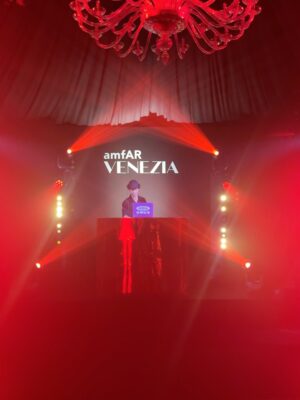 Zarina Yeva Instagram - A night to remember with @kingofbingo @edward_enninful at @amfar ✨🧚🏻♀️❤️
Photo @mateuszpielesz