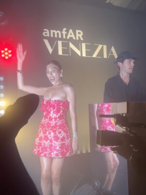 Zarina Yeva Instagram - A night to remember with @kingofbingo @edward_enninful at @amfar ✨🧚🏻♀️❤️
Photo @mateuszpielesz