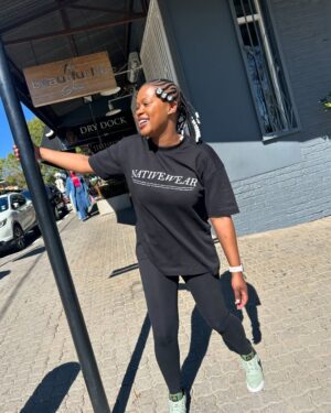 Zenande Mfenyana Instagram - Sun-kissed 💛💛💛
Hair: @lb_lavishbeauty
👟: @footcation