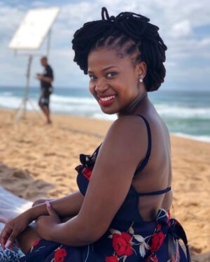 Zenande Mfenyana Instagram - I love everything about this pic. From my untoned back to my unkempt hairline, photoshop for who? Keeping it real 💯 This is me 😍