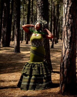 Zenande Mfenyana Instagram - A moment in time, adorned in @uyinqaba_designs 💚🤍 Happy Heritage Month 🇿🇦
👗: @uyinqaba_designs
📸: artinthemusic