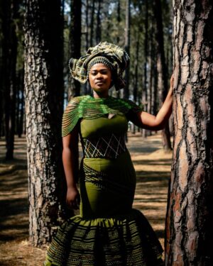 Zenande Mfenyana Instagram - A moment in time, adorned in @uyinqaba_designs 💚🤍 Happy Heritage Month 🇿🇦
👗: @uyinqaba_designs
📸: artinthemusic