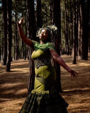 Zenande Mfenyana Instagram - A moment in time, adorned in @uyinqaba_designs 💚🤍 Happy Heritage Month 🇿🇦
👗: @uyinqaba_designs
📸: artinthemusic
