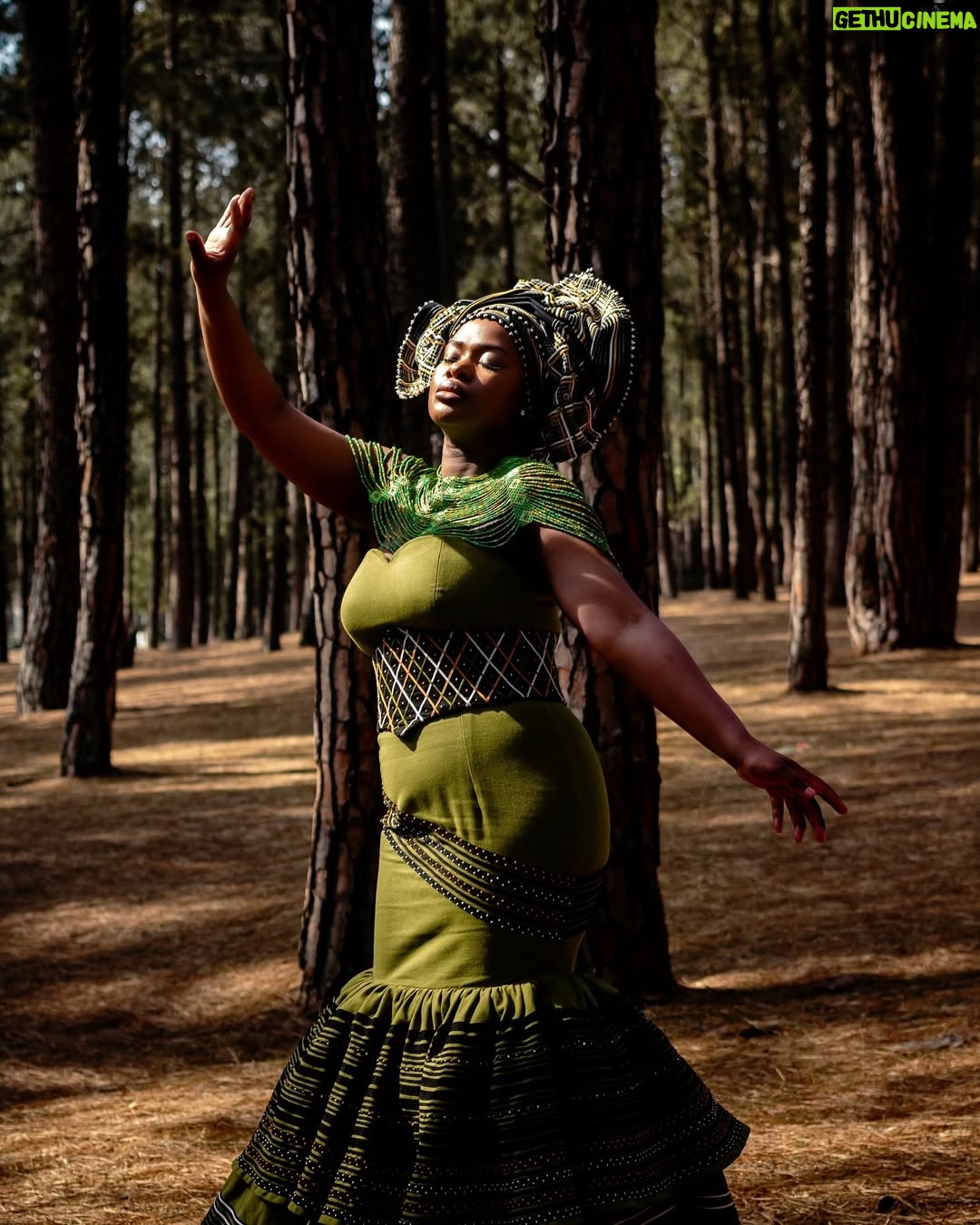 Zenande Mfenyana - 41.8K Likes - A moment in time, adorned in @uyinqaba_designs 💚🤍 Happy Heritage Month 🇿🇦

👗: @uyinqaba_designs 
📸: artinthemusic