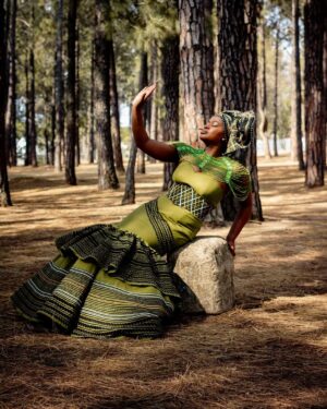 Zenande Mfenyana Instagram - A moment in time, adorned in @uyinqaba_designs 💚🤍 Happy Heritage Month 🇿🇦
👗: @uyinqaba_designs
📸: artinthemusic
