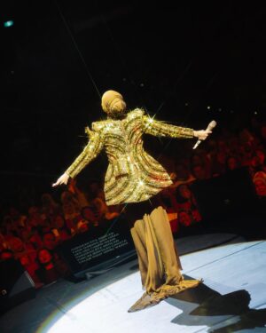 Ziana Zain Instagram - A touch of gold to light up the night... Thank you @ezuwanismail 💛
#ZianaZainKonsert2024 #ZianaZainLiveInSG
#IamZianaZain #ZianaZain #SingaporeConcert2024 #Concert #Konsert #MusePlus #MusePlusPresentsZianaZain #AltusProhouse