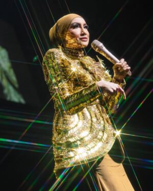 Ziana Zain Instagram - A touch of gold to light up the night... Thank you @ezuwanismail 💛
#ZianaZainKonsert2024 #ZianaZainLiveInSG
#IamZianaZain #ZianaZain #SingaporeConcert2024 #Concert #Konsert #MusePlus #MusePlusPresentsZianaZain #AltusProhouse